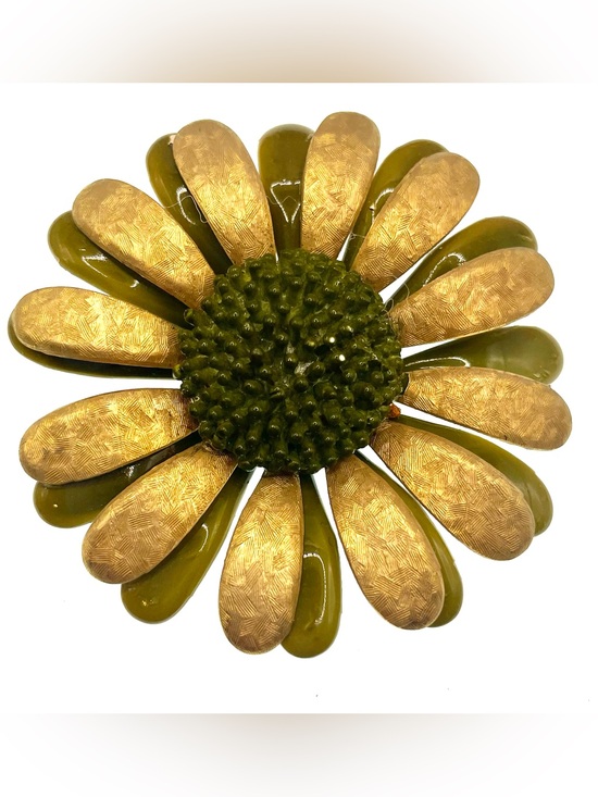 Vintage Jewelry - Vintage Green Enamel Flower Brooch Textured Gold Tone Daisy Floral Pin